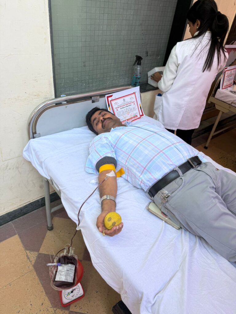 IMG-20251130-WA0038-768x1024 कांग्रेस अल्पसंख्यक विभाग के स्टेट जनरल सेक्रेटरी जब्बार खान जिला अध्यक्ष मोबीन अहमद ने ब्लड डोनेशन कैंप में दिया योगदान