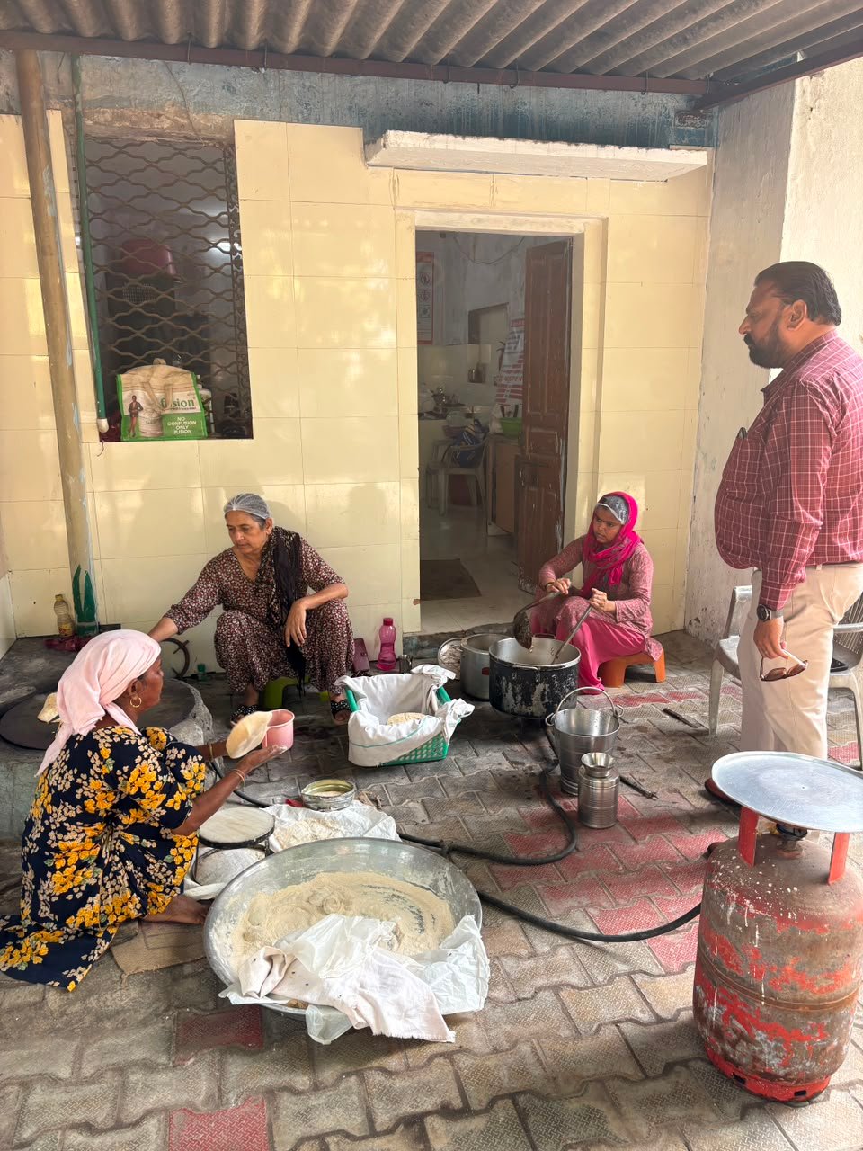 पंजाब स्टेट फूड कमीशन के सदस्य ने जिले के सरकारी स्कूलों, आंगनवाड़ी केंद्रों और राशन डिपुओं का किया दौरा