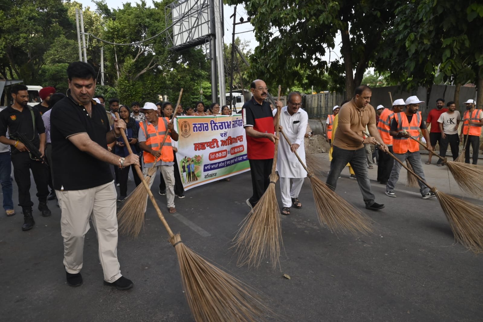 कैबिनेट मंत्री, मेयर और डिप्टी कमिश्नर ने जालंधर में ‘क्लीन पंजाब’ सफाई अभियान की शुरुआत की
